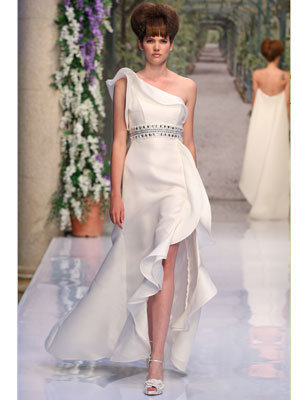 Oneshoulder gowns not only create a sense of glamour but also highlight 