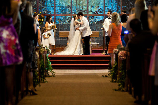 wedding ceremony first kiss