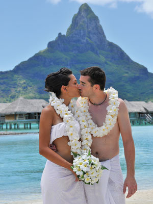 couple in tahiti