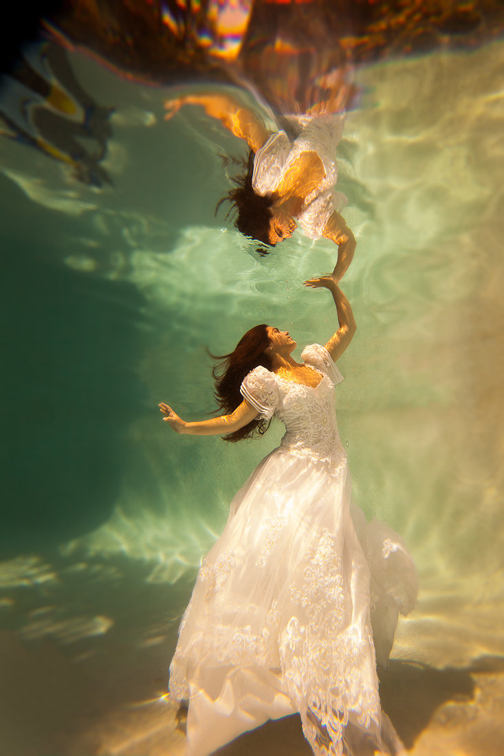 Incredible Underwater Trash-the-Dress Photos | BridalGuide