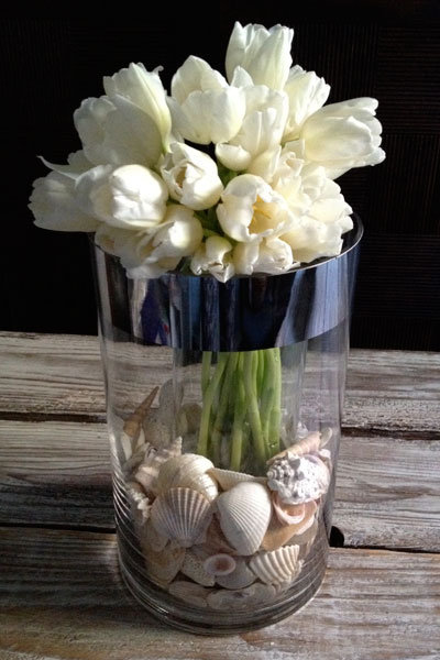 diy centerpiece tulips seashells