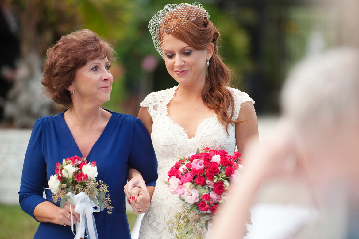 7 Unique Ways to Honor Your Mom on Your Wedding Day