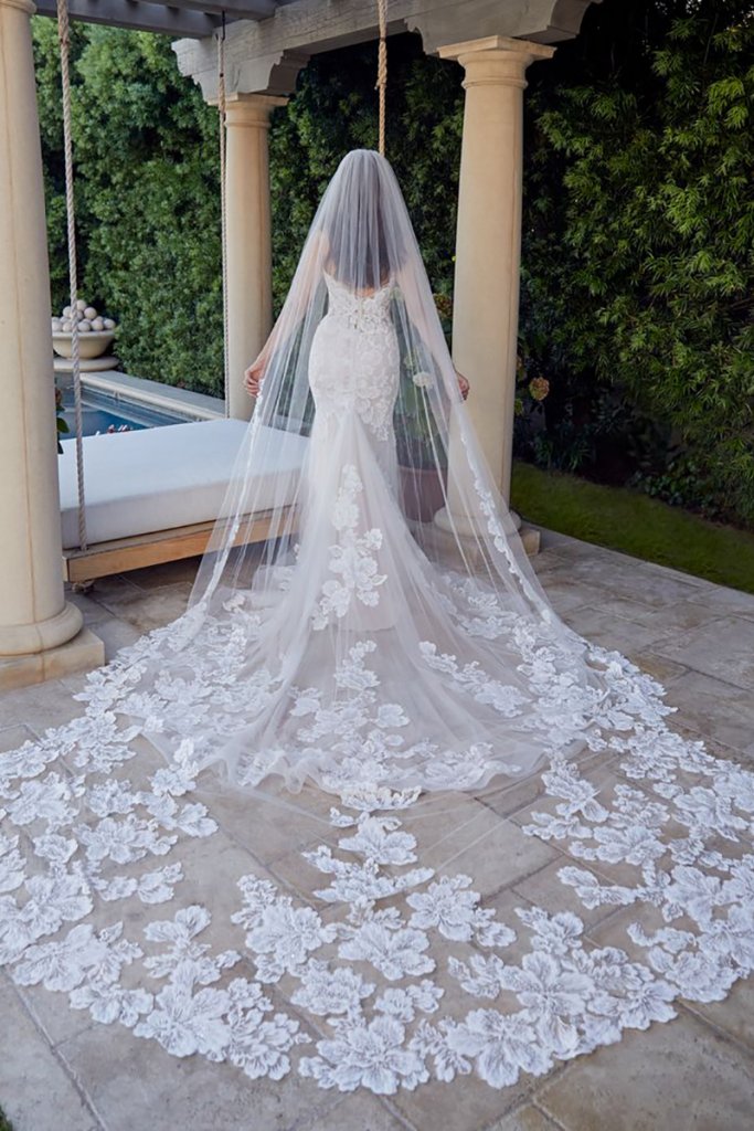 https://www.bridalguide.com/sites/default/files/Gown-images/NewBridalAccessories/casablanca%20bridal%20kimberly%20veil.jpg