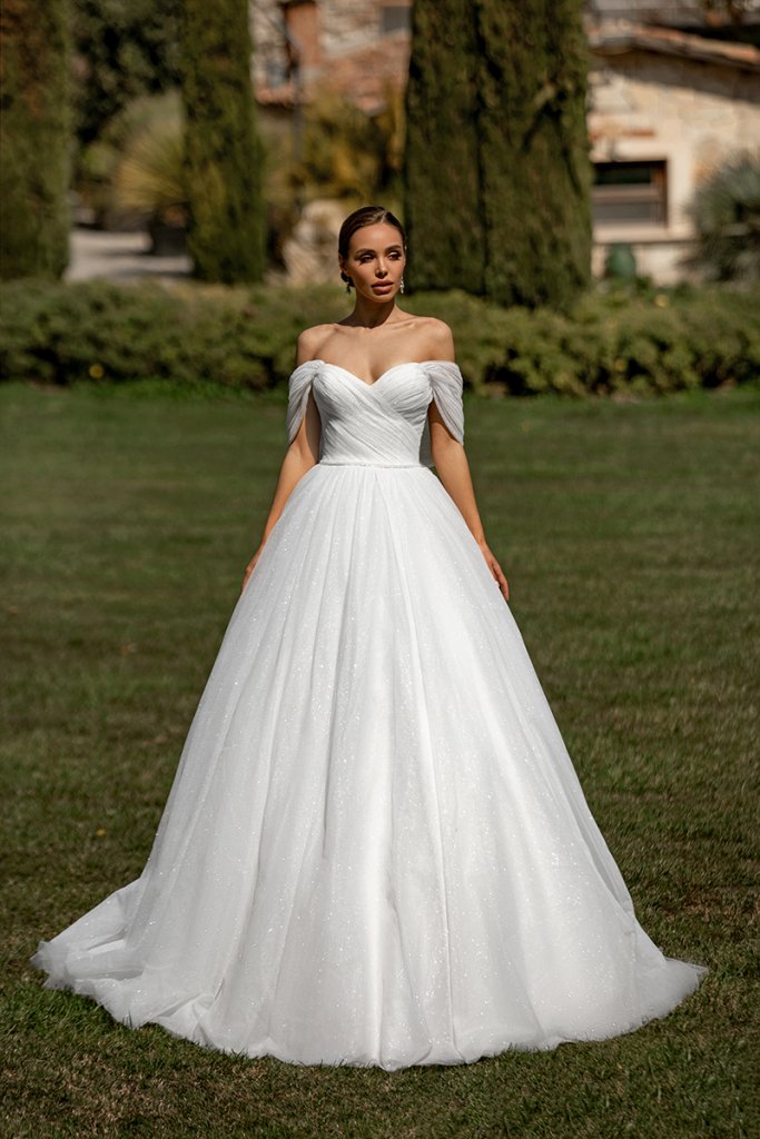 24 Wedding Dresses with Bows: The Latest Bridal Fashion Trend -  hitched.co.uk