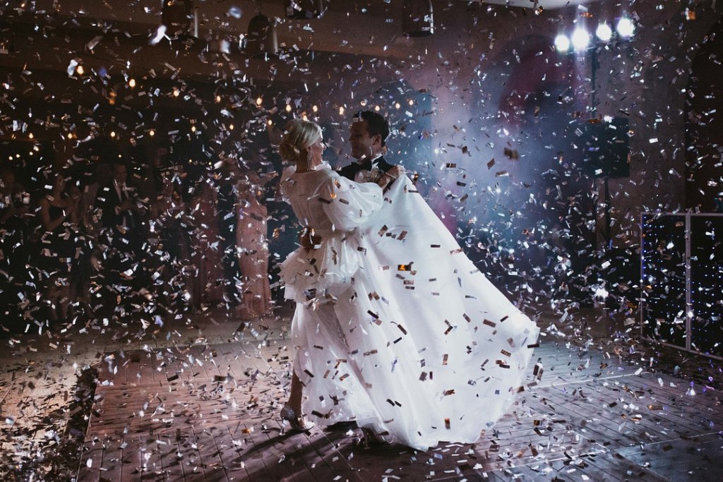 confetti at wedding