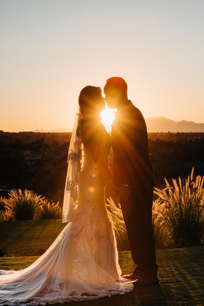 photo de mariage au coucher du soleil