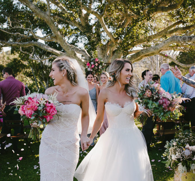 brides under a tree