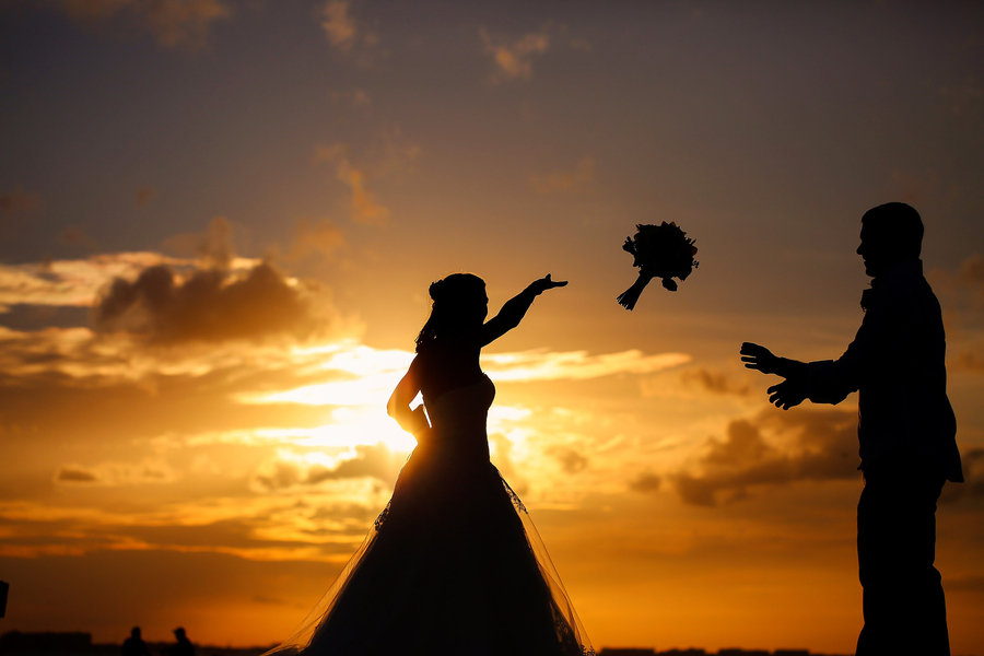 bride and groom bouquet toss