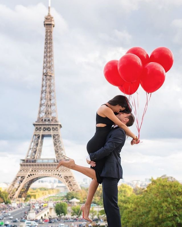 paris engagement photo with balloons