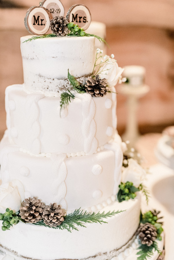 Cable knit sweater inspired wedding cake