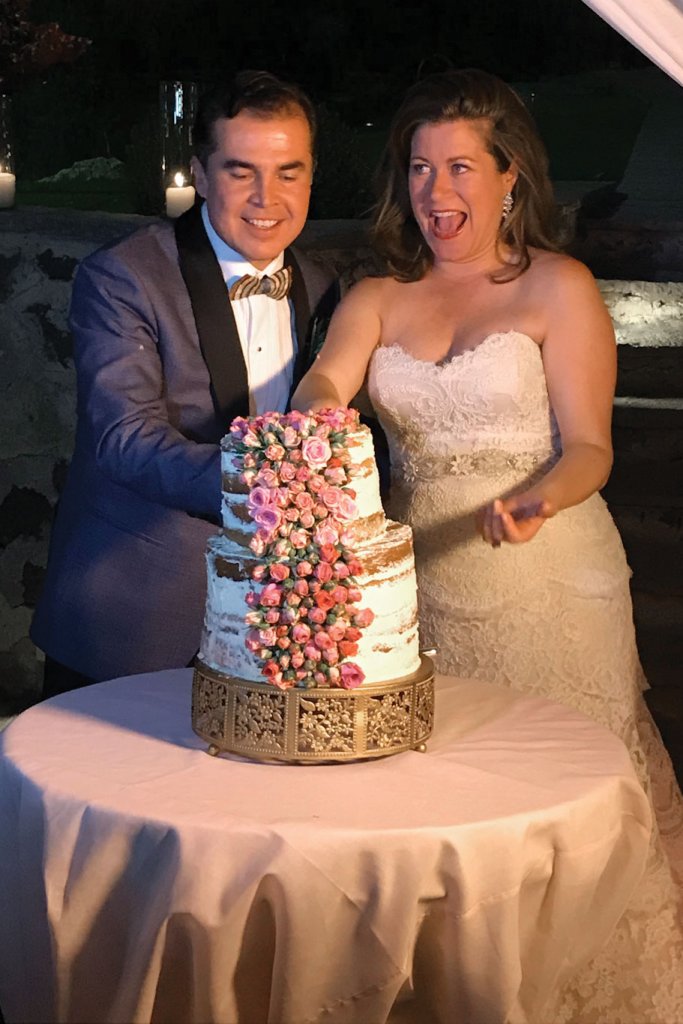 wedding cake cutting