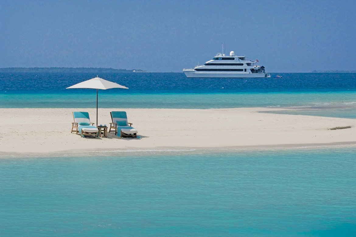 four seasons explorer yacht