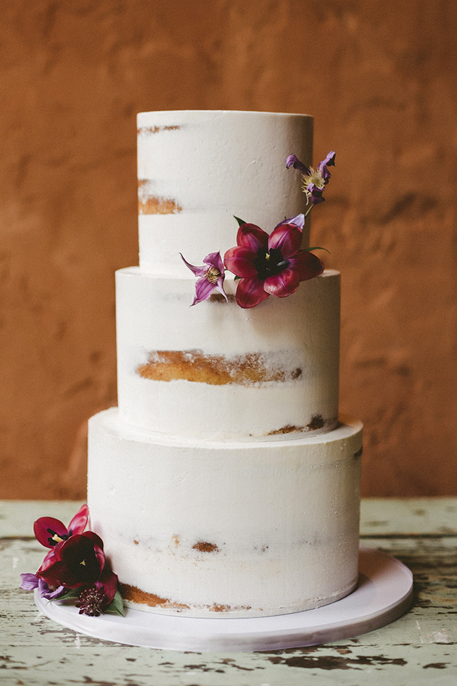 minimalist wedding cake