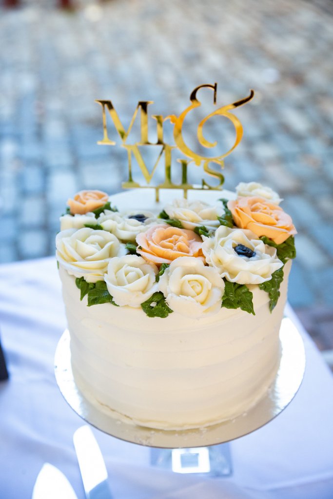 mini wedding cake