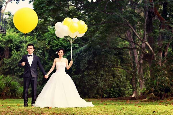 balloon engagement photos