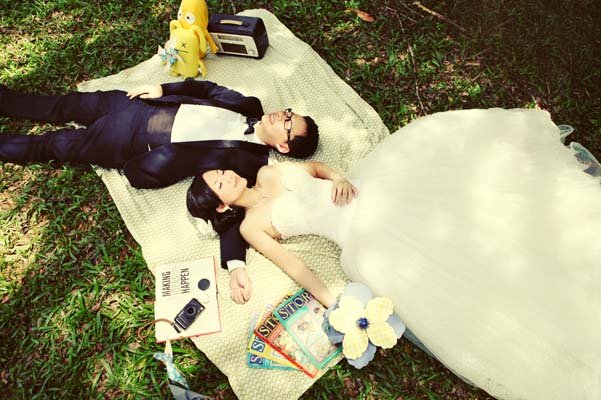 picnic engagement photos