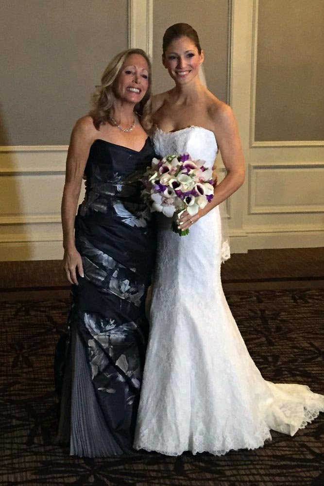 mom and bride on wedding day