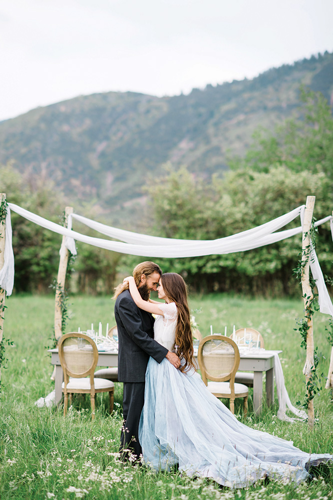 bride and groom outdoor wedding