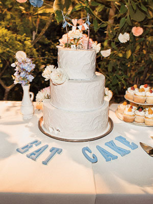 Choosing the Perfect Wedding Cake BridalGuide