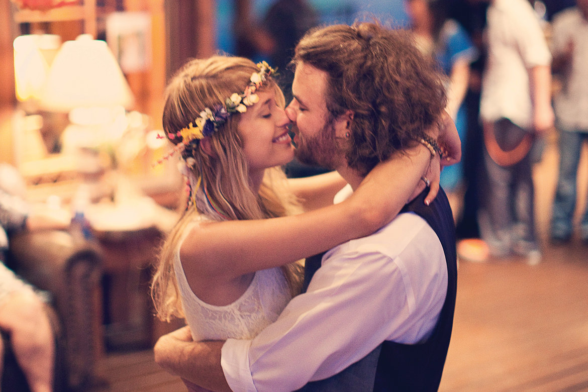 newlyweds dancing