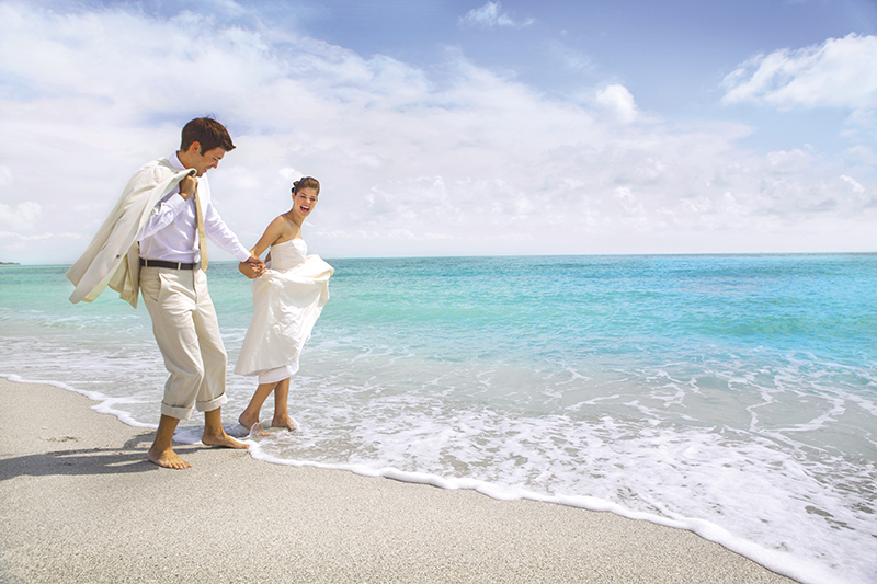 wedding couple on beach