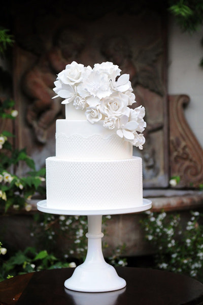 white wedding cake 