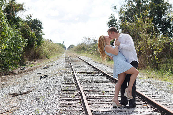 All Aboard the Hogwarts Express! Harry Potter-Themed Engagement Photos ...