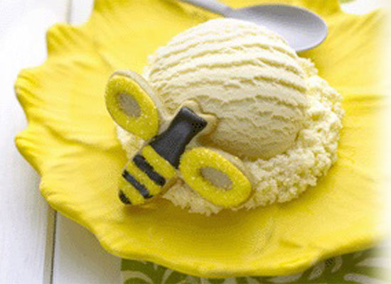ice cream with bee cookie