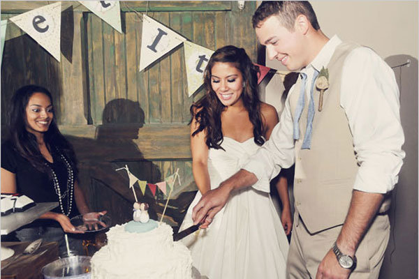 cutting the cake 