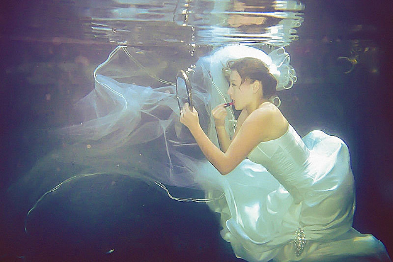 underwater wedding dress photo shoot