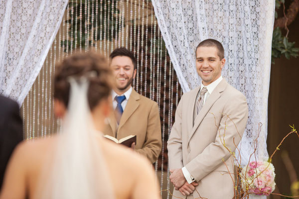 novio de pie en el altar