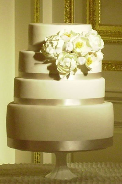 white and gold wedding cake