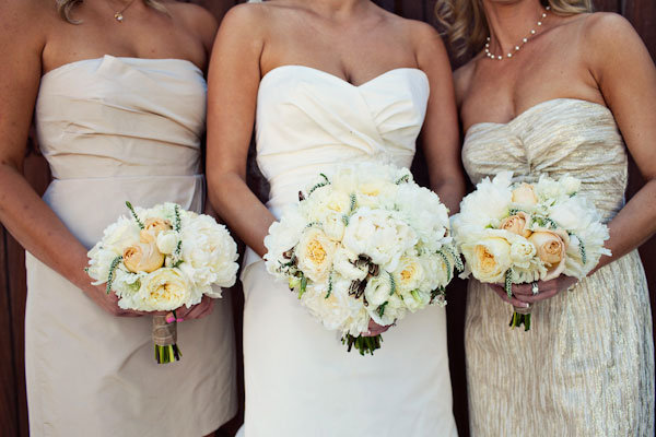 white bridesmaid bouquets
