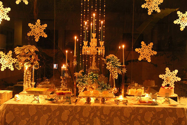 20. Snowflake Dessert Display