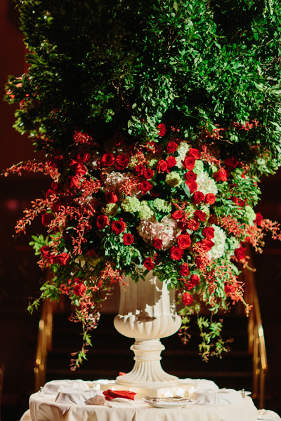 lytter bue tage ned 15 Unique Ways to Use Red Roses in Your Wedding | BridalGuide