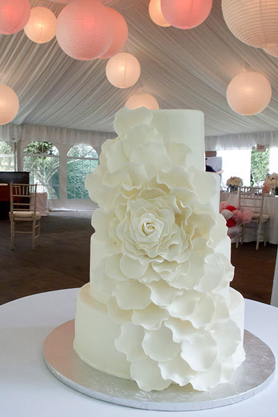 Featured image of post Simple Wedding Cakes Designs / The red roses create a sense of depth and alternate sized middle tier is a nice touch.