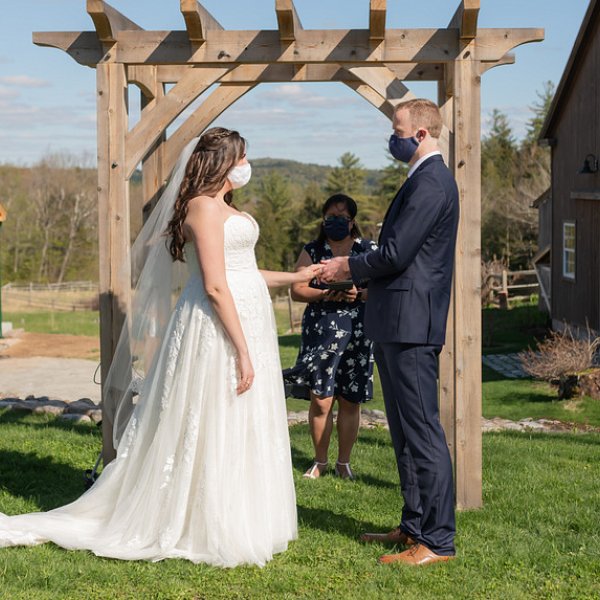 wedding couple in masks