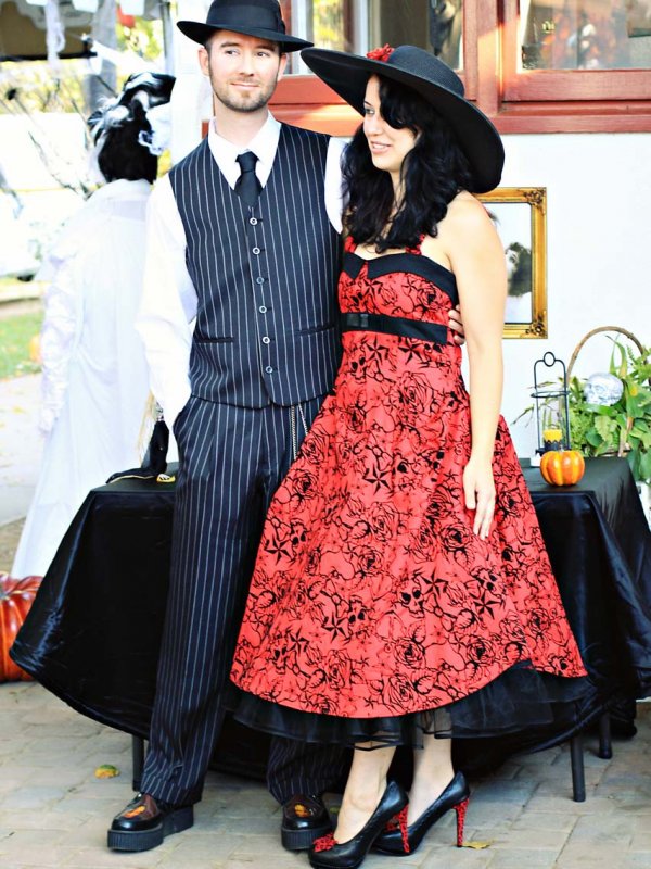 Vintage Halloween Wedding: Lyndsay & Michael Vintage Halloween Wedding: Lyndsay & Michael