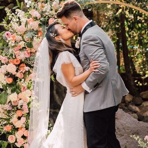 bride groom kiss